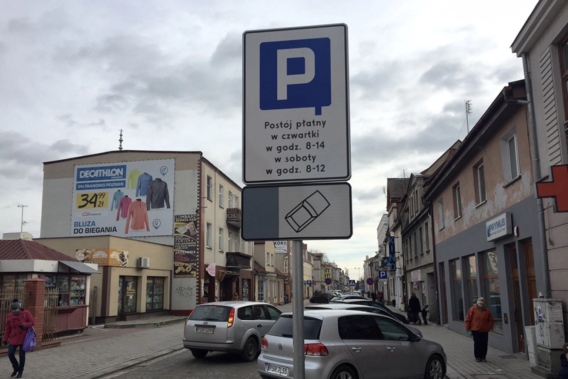 Dziś strefa parkowania ogranicza się do kilkudziesięciu miejsc postojowych