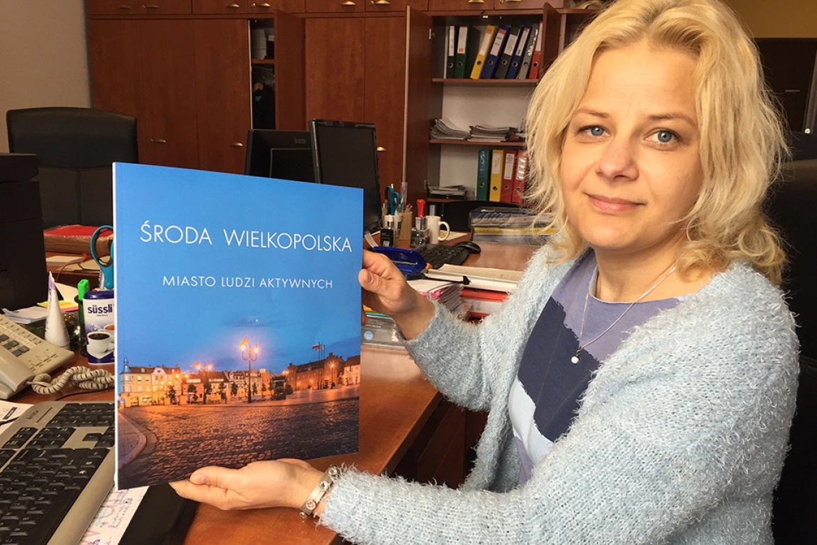 Krystyna Stachowiak z pięknym folderem o Środzie