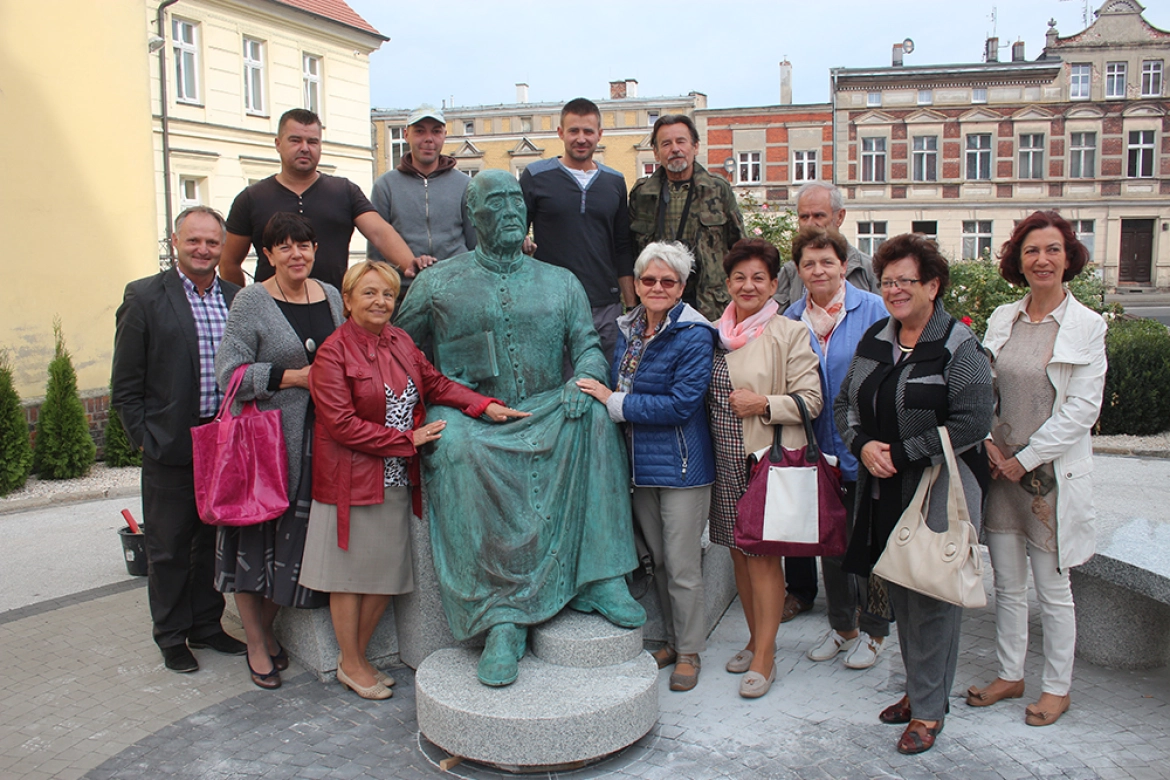 Pomnik - ławeczka ks. Szamarzewskiego - obok wykonawcy oraz przedstawiciele Średzkiego Towarzystwa Kulturalnego, wśród nich prezes Bożenna Urbańska