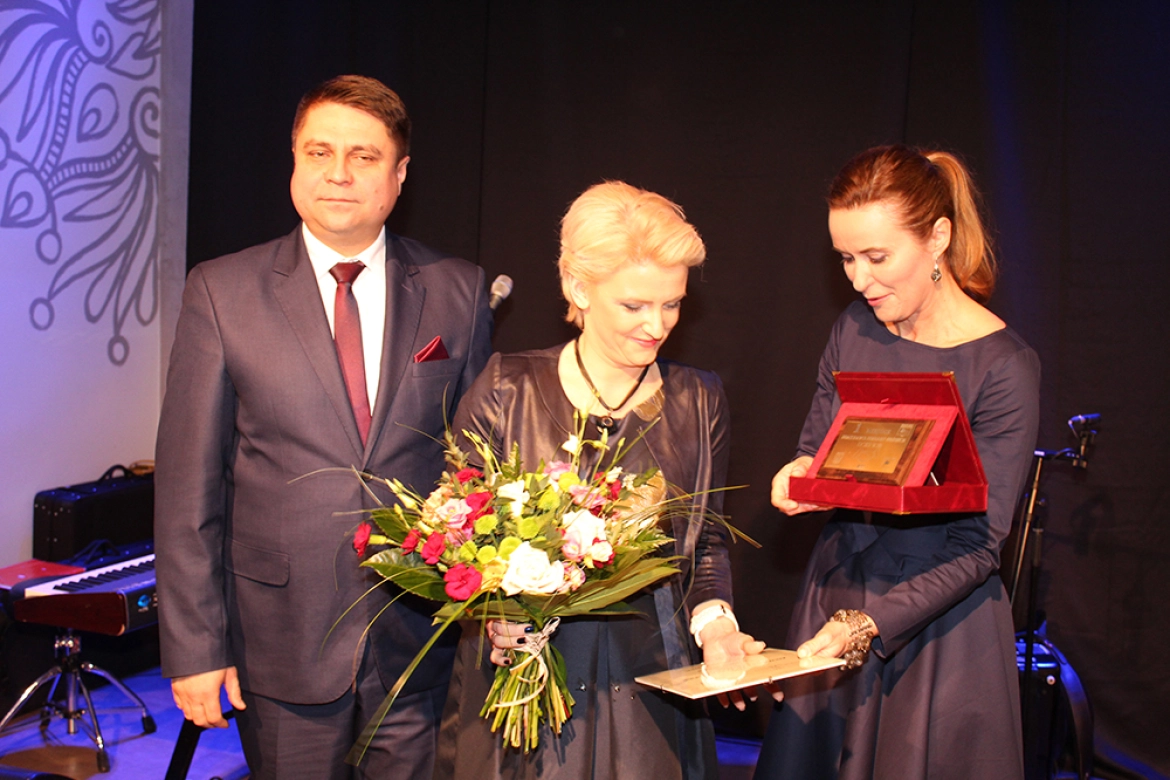Anita Miśkiewicz odebrała z rąk starosty i dyrektora Powiatowego Urzędu Pracy nagrody za zwycięstwo w tegorocznej edycji konkursu Pracodawca Przyjazny Stażystom