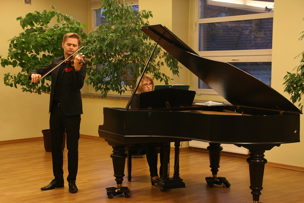 W czwartek w bibliotece wystąpili znakomici muzycy: skrzypek Jarosław Nadrzycki oraz pianistka Joanna Zathey-Wójcińska