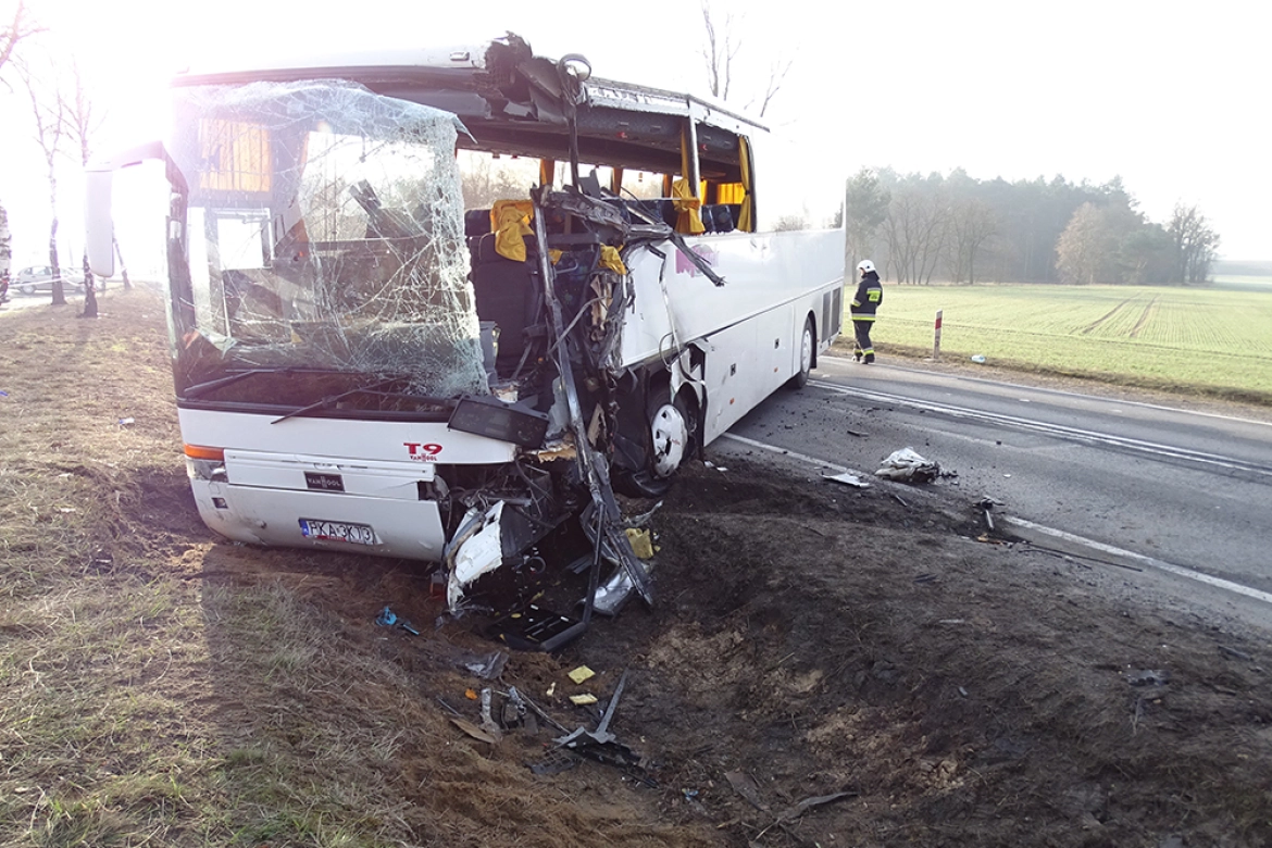 Autobus przewożący pracowników został poważnie uszkodzony. Fot. KPP Środa