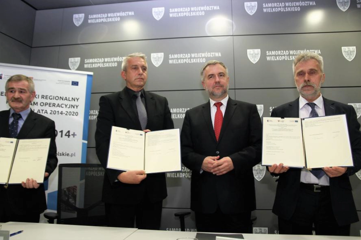 Umowę na środki unijne podpisali m.in. wójt Krzysztof Pauter (pierwszy z prawej) i marszałek Marek Woźniak (drugi z prawej). Fot. UMWW