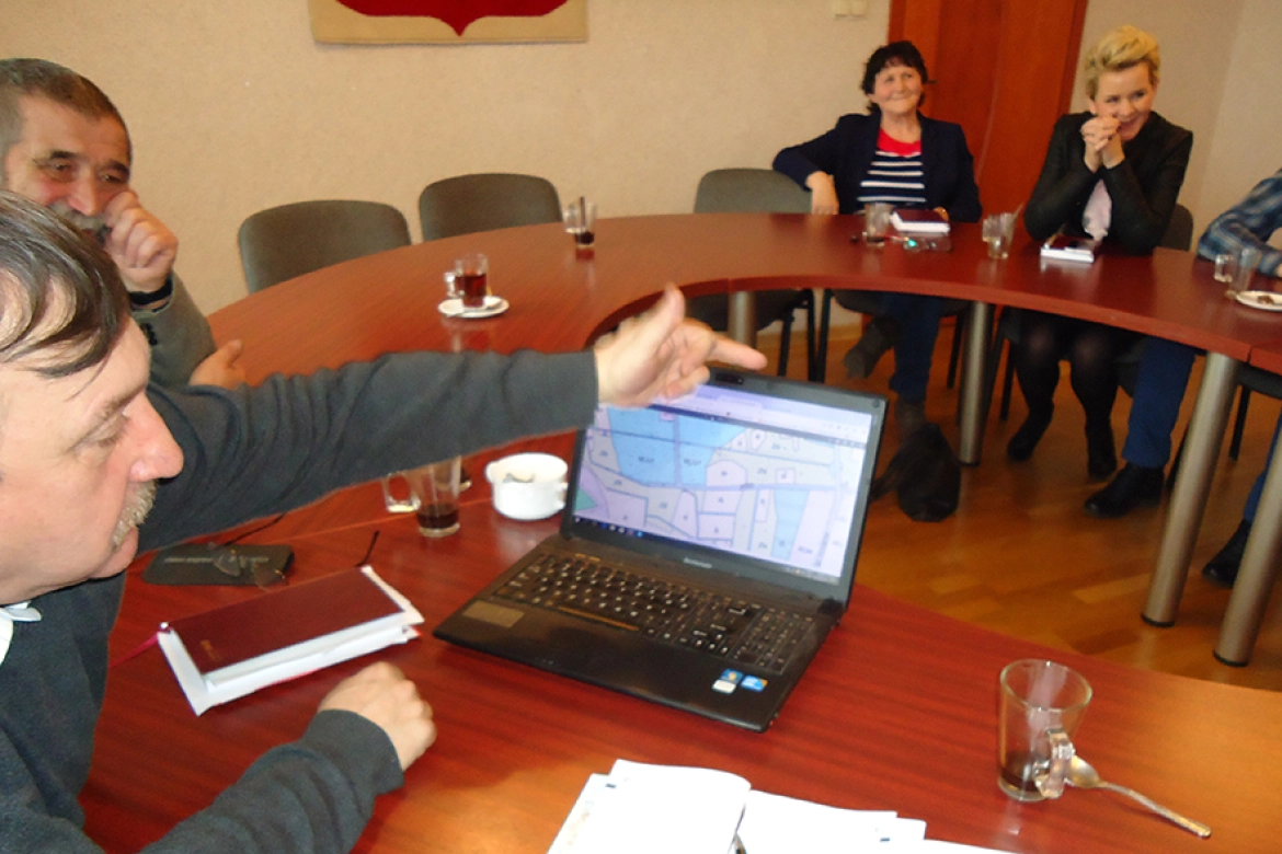 Przewodniczący Rady Gminy Wiesław Zając wskazuje na ekranie swojego laptopa Plan Zagospodarowania Przestrzennego Gminy Krzykosy
