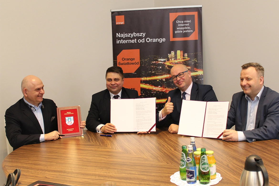 Porozumienie podpisali: Piotr Muszyński z Orange Polska, starosta Marcin Bednarz, burmistrz Wojciech Ziętkowski i wicestarosta Piotr Kasprzak