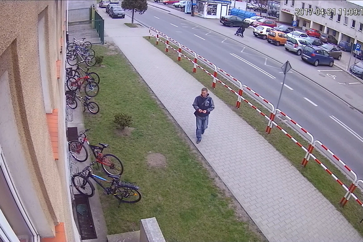 Mężczyzna ukradł rower dziecku. Fot. Monitoring szkolny