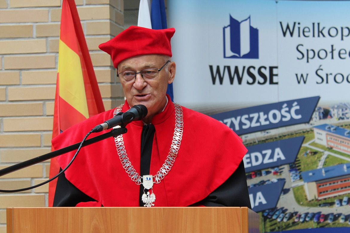 Prof. Ireneusz Kubiaczyk podczas absolutorium w WWSSE w Środzie