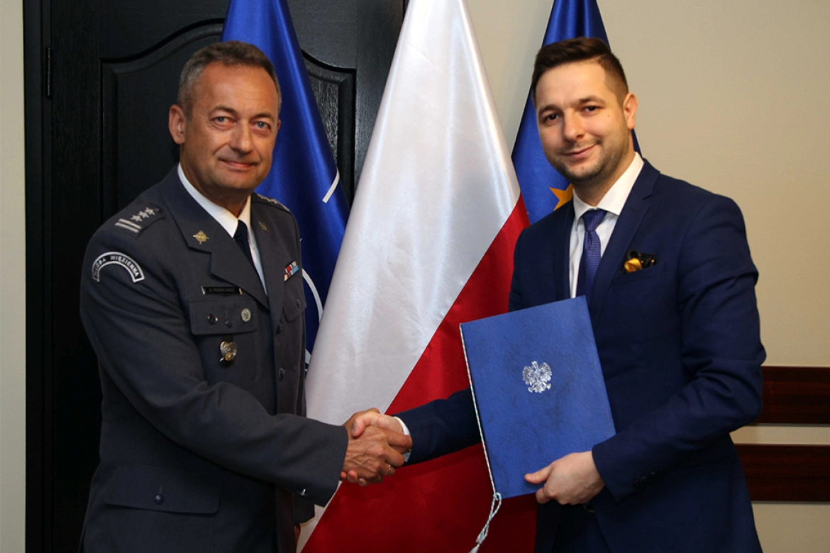 Pułkownik Grzegorz Fedorowicz razem z ministrem Patrykiem Jakim 