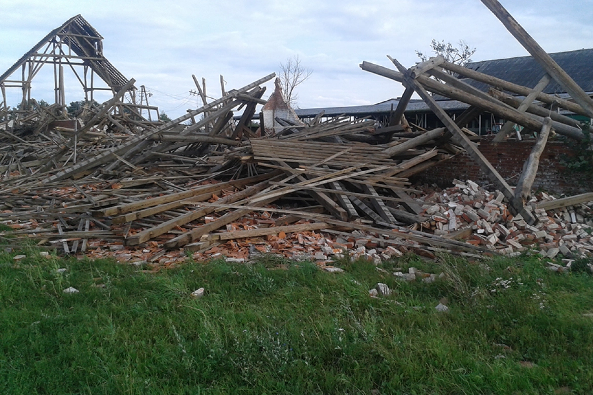 Całkowicie zniszczony budynek gospodarczy w Teresie, należący do gospodarstwa w Chociczy