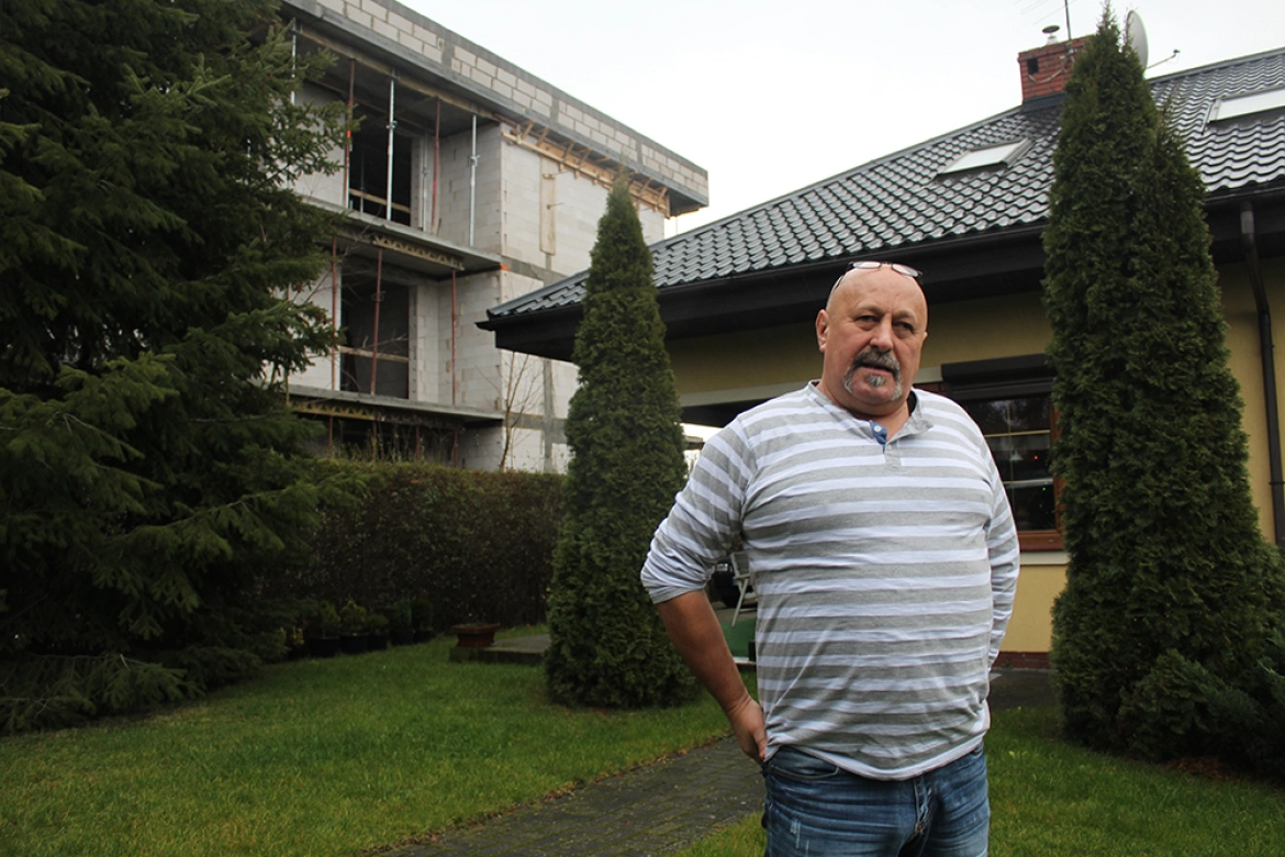 Michał Wolski nie może uwierzyć, że na osiedlu domów jednorodzinnych, tuż za jego płotem powstaje blok
