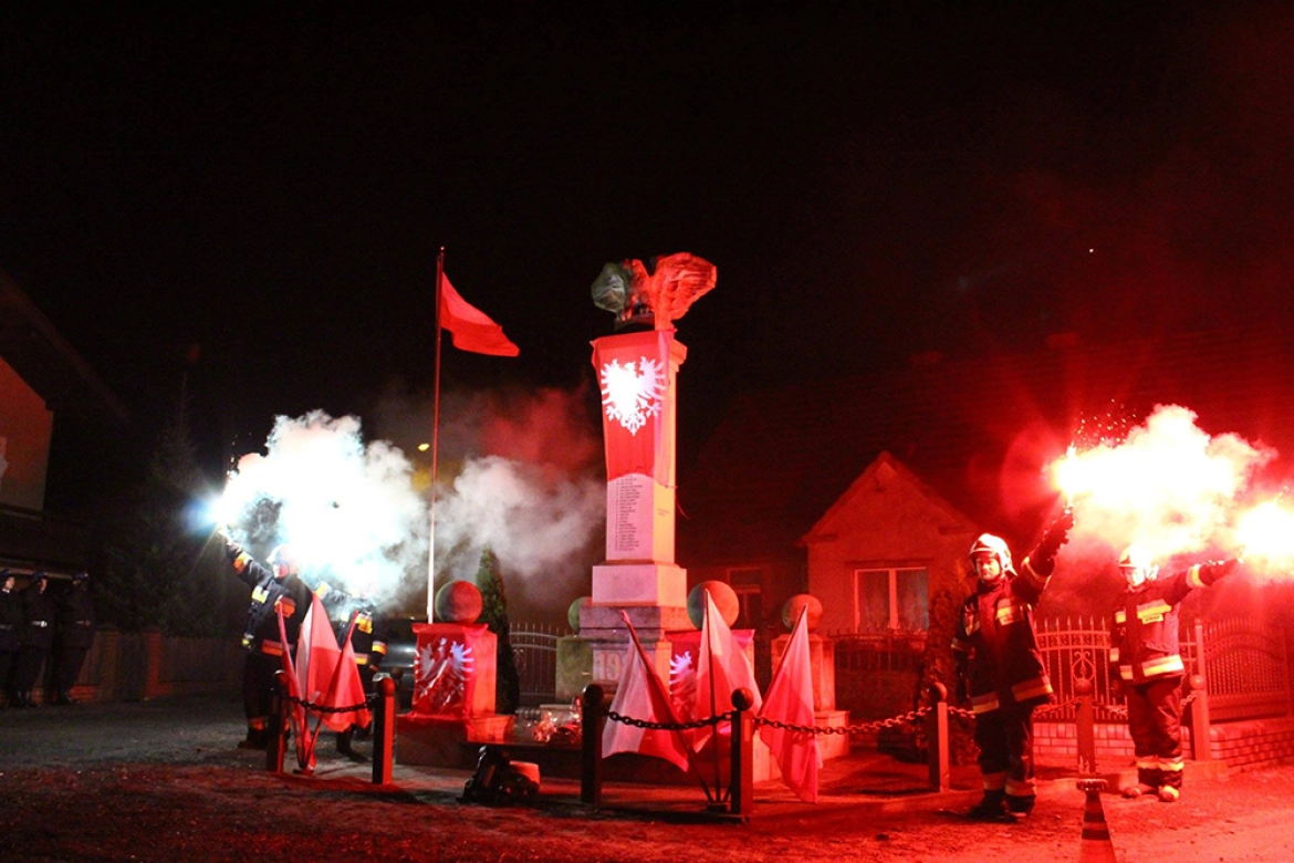 Apel OSP Pięczkowo przy pomniku Powstańców Wielkopolskich w Pięczkowie