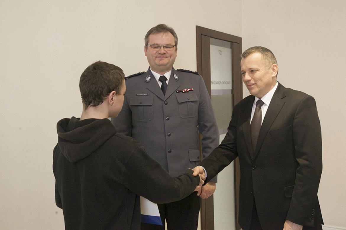 15-latkowi gratulowali obywatelskiej postawy starosta Ernest Iwańczuk i insp. Paweł Wawrzyniak