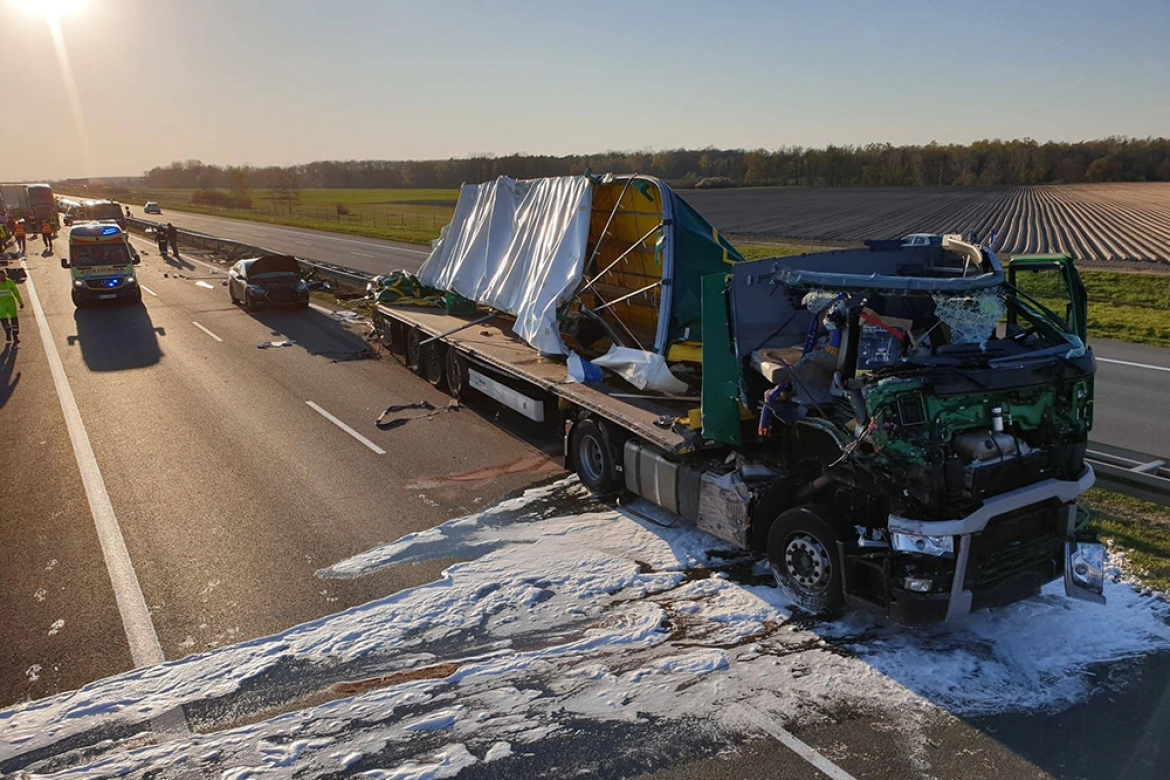 Uszkodzony samochód ciężarowy na autostradzie. Fot. OSP Dominowo