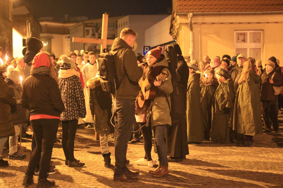 Jak co roku podczas porannej Drogi Krzyżowej ulicami miasta modliły się setki średzian