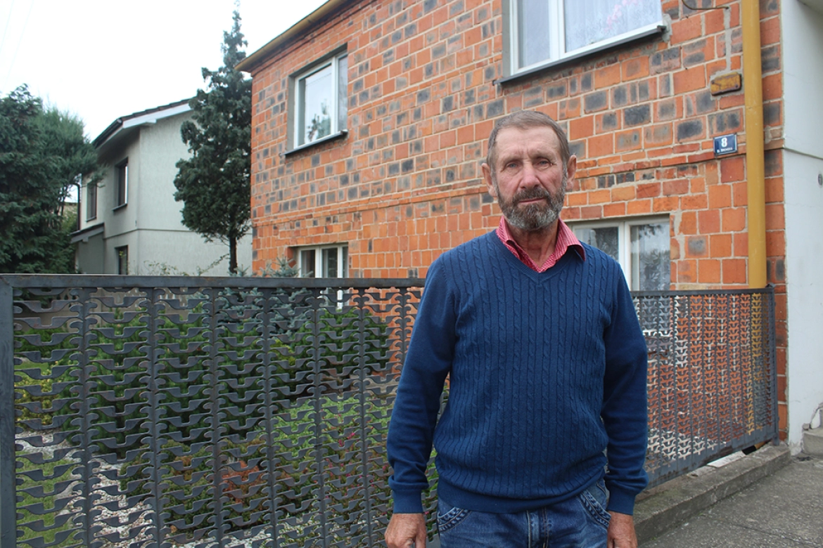 Pan Andrzej przed domem w Boguszynie, który ma opuścić do jutra