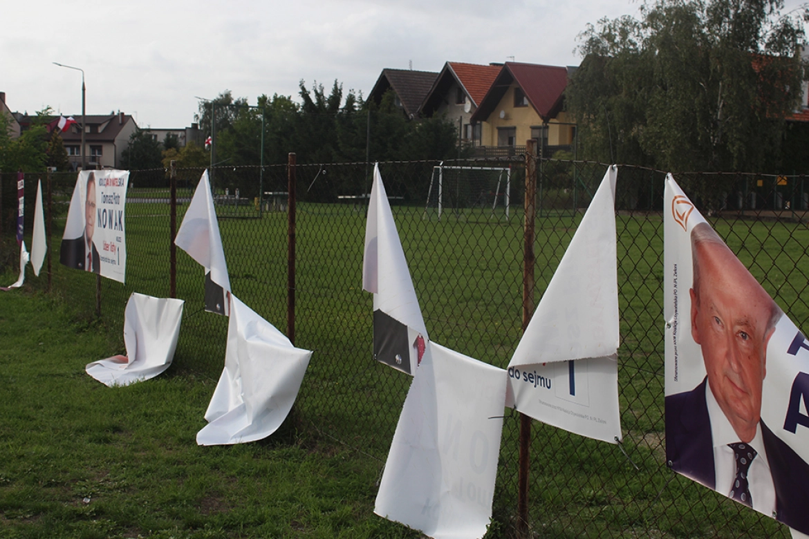 Zniszczone banery wyborcze Koalicji Obywatelskiej przy ul. Topolskiej