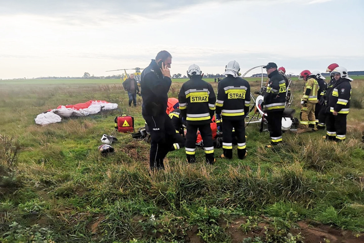 Ranny pilot paralotni trafił do szpitala przetransportowany helikopterem. Fot. KPP Środa 