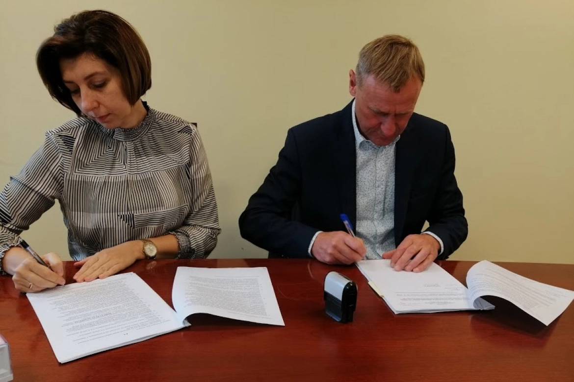 Wójt Andrzej Janicki i skarbnik Jadwiga Kulka w trakcie podpisywania umowy w Urzędzie Marszałkowskim