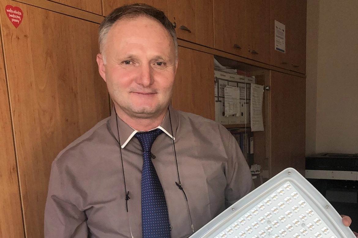 Michał Orłowski z nową lampą ledową firmy Lena Lighting, która będzie wykorzystana na ścieżce wokół jeziora 