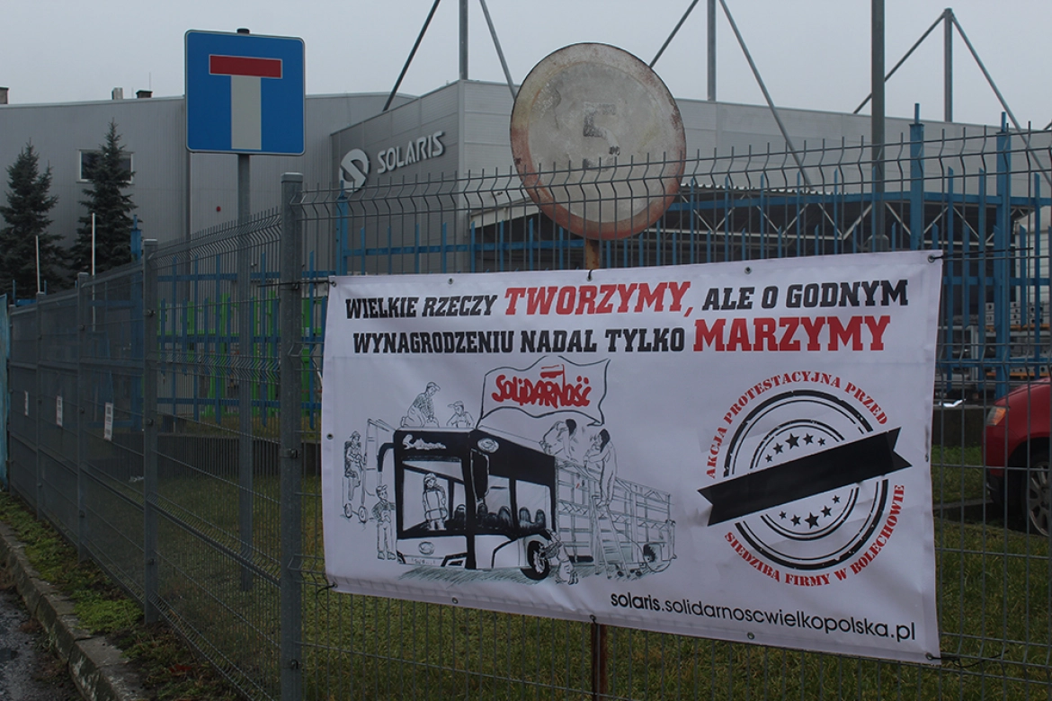 Pracownicy średzkiej fabryki Solarisa przed listopadowym wyjazdem na protest do Bolechowa 