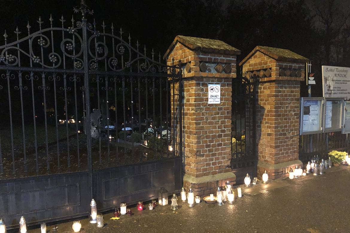 Poniedziałek 2 listopada, wieczór. Pod bramą cmentarza od strony ul. Nekielskiej 