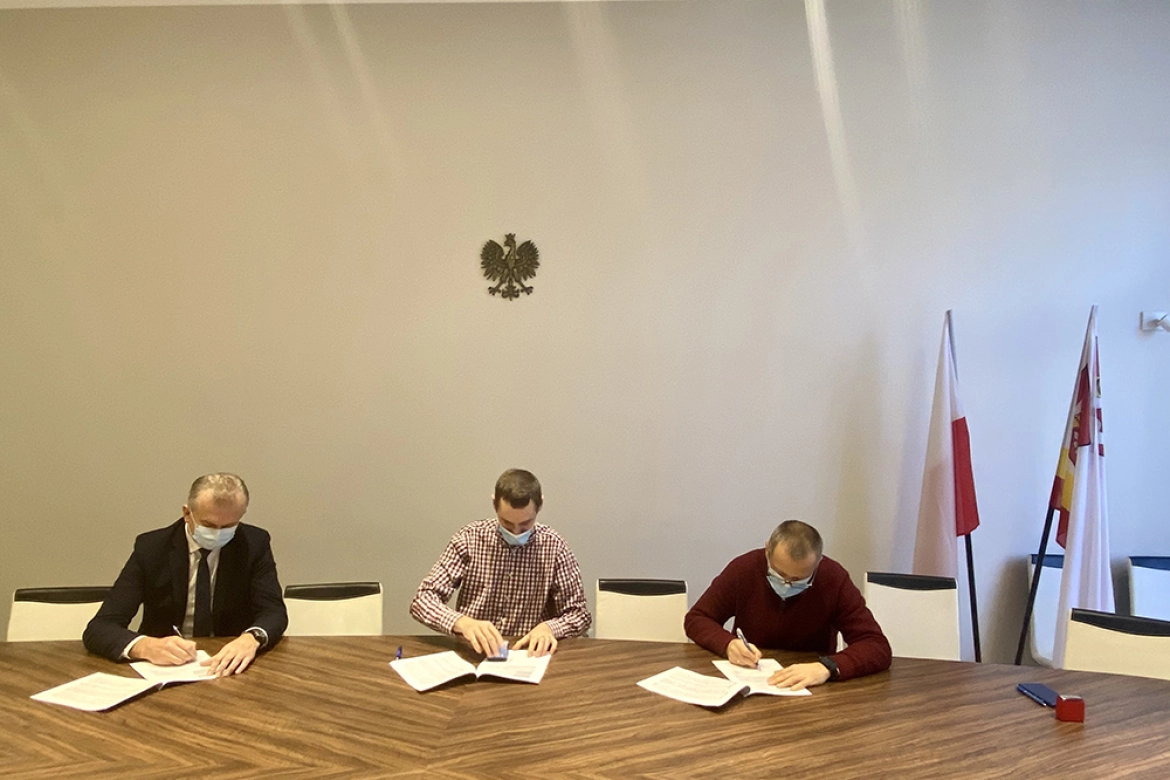 Podpisanie umowy pomiędzy powiatem a stowarzyszeniem Bana