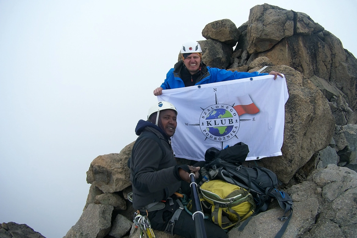 Mariusz Jaworski z przewodnikiem Johnem na szczycie Mount Kenya - wierzchołek Batian 5199 m n.p.m.