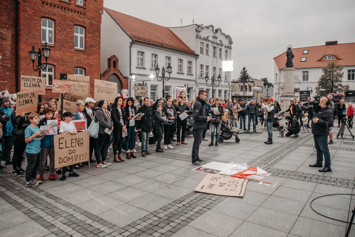7 października - trzecia demonstracja w obronie Eleny. Przyjechała Telewizja Polska