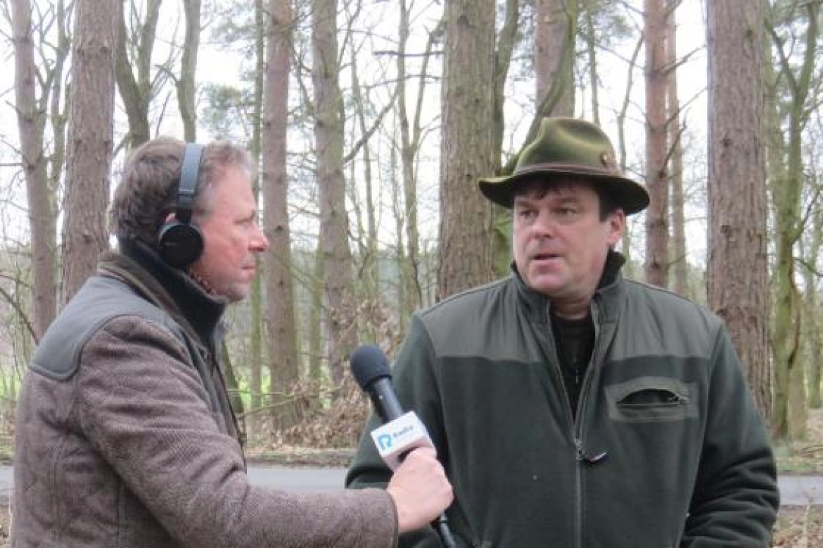 Redaktor Rafał Regulski podczas nagrania kolejnej audycji „Drzwi do lasu